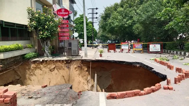 लुधियाना में बीच सड़क बना विशाल गड्ढा, 30 फीट हिस्से के धंसने से मचा हड़कंप