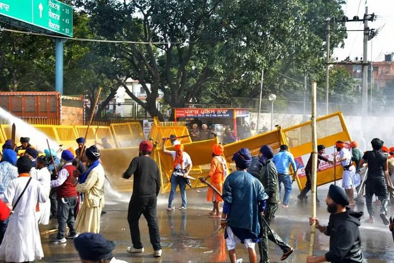बंदी सिंहों की रिहाई को लेकर मोहाली में तनाव, गवर्नर हाउस कूच रोकने पर प्रदर्शनकारियों से भिड़ी पुलिस