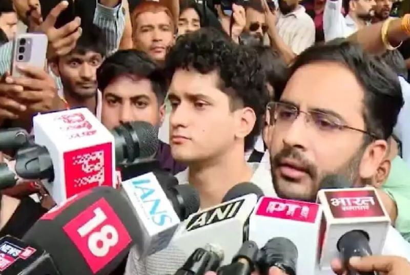 पिता से मारपीट के मामले में CJP का प्रदर्शन खत्म: पुलिस ने 72 घंटे में गिरफ्तारी का दिया भरोसा, SC/ST एक्ट के तहत कार्रवाई का आश्वासन