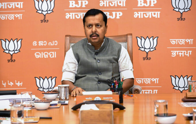 भाजपा मुख्यालय में आठ देशों के राजनयिकों से नितिन नवीन की मुलाकात, सेवा संकल्प अभियान और संगठन की कार्यप्रणाली पर हुई चर्चा