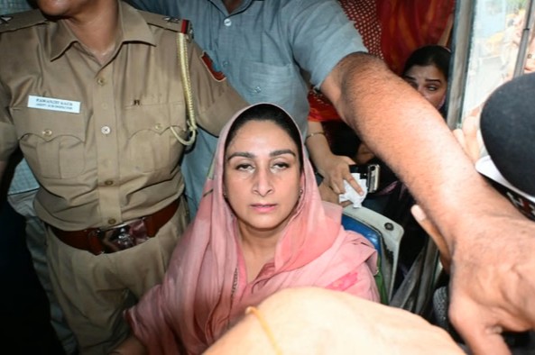 चंडीगढ़ में अकाली महिला विंग का प्रदर्शन तेज, CM आवास की ओर कूच के दौरान हरसिमरत कौर बादल हिरासत में