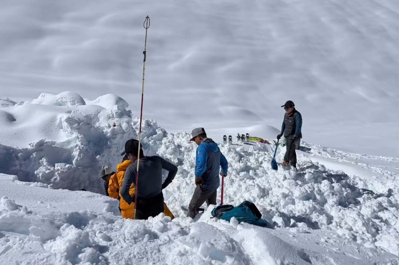 नेपाल में बर्फ का कहर, 4 की जान गई; 12 अब भी लापता, 24 घंटे बाद पहुंची पूरी रेस्क्यू टीम
