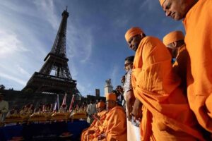 एफिल टॉवर पर BAPS प्रतिनिधिमंडल के दौरे से विवाद, महिला स्टाफ को हटाने के आरोप पर फ्रांस में मचा बवाल