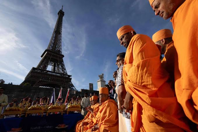एफिल टॉवर पर BAPS प्रतिनिधिमंडल के दौरे से विवाद, महिला स्टाफ को हटाने के आरोप पर फ्रांस में मचा बवाल