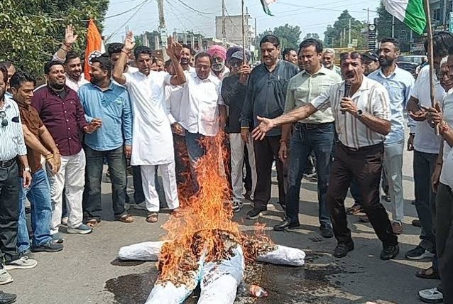 गुलजार सिंह आत्महत्या मामले में पंजाब कांग्रेस का हल्ला बोल, चीमा के खिलाफ FIR की मांग; जालंधर से बठिंडा-पठानकोट तक प्रदर्शन