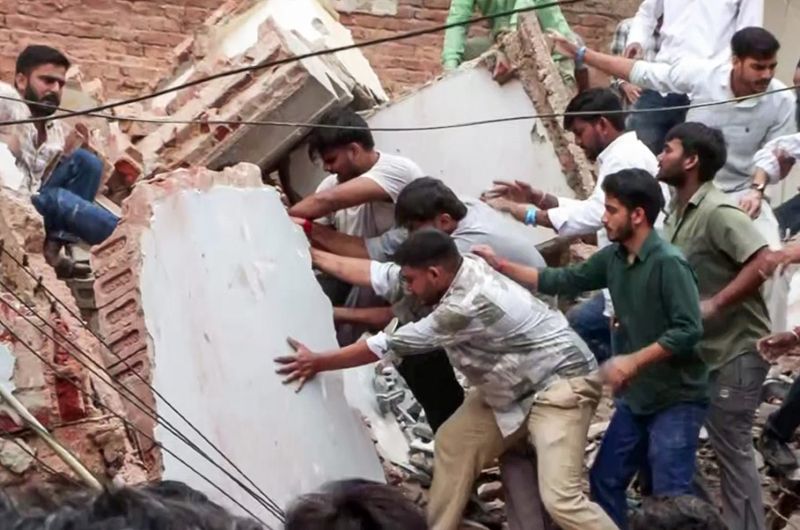 सत्य निकेतन PG हादसा: बेसमेंट की खुदाई बनी पांच मंजिला इमारत के गिरने की वजह, 6 की मौत; पड़ोसी बिल्डिंग भी खाली कराई