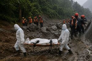 नेपाल बाढ़ में अपनों की तलाश जारी, 1066 मौतों के बीच अज्ञात शव दफनाए गए; भारत कर रहा DNA जांच में मदद