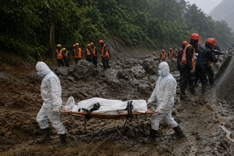 नेपाल बाढ़ में अपनों की तलाश जारी, 1066 मौतों के बीच अज्ञात शव दफनाए गए; भारत कर रहा DNA जांच में मदद