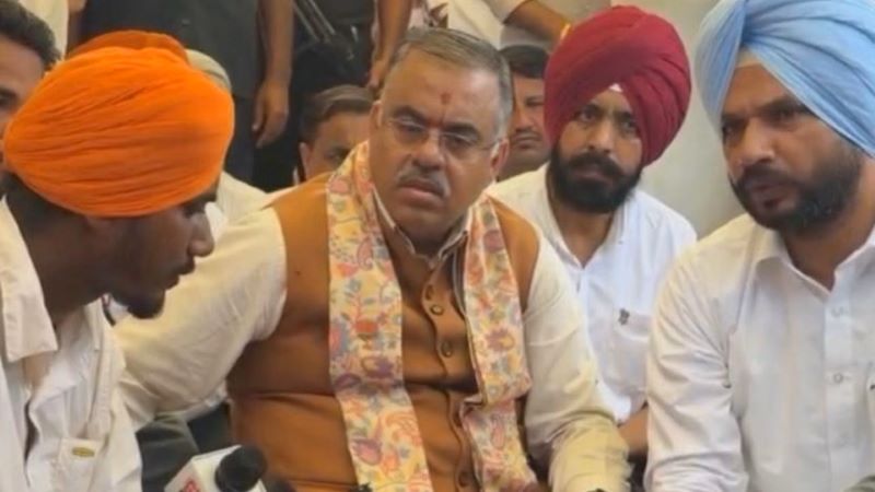 गुलजार सिंह केस में गरमाई सियासत, परिवार से मिले तरुण चुघ; बोले- मौत को आत्महत्या मानकर नहीं छोड़ा जा सकता