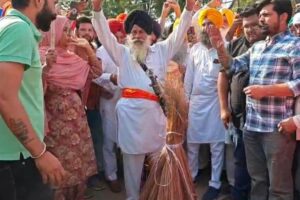 झोटा हत्याकांड को लेकर पंजाब में उबाल, कई जगह जलाई गईं झाड़ू; CM भगवंत मान और DGP के इस्तीफे पर अड़े प्रदर्शनकारी